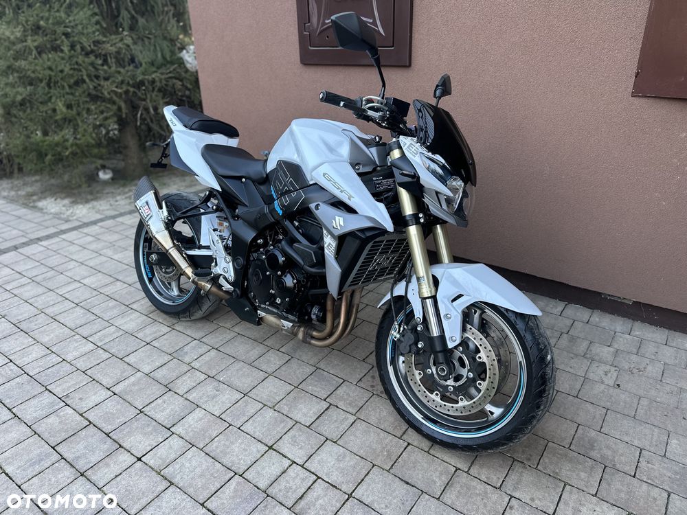 Suzuki GSR - 27
