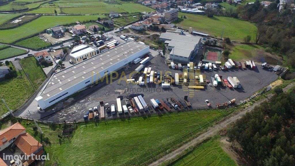 Armazém em terreno de 20 148m2 com bons acessos - Grande imagem: 2/10