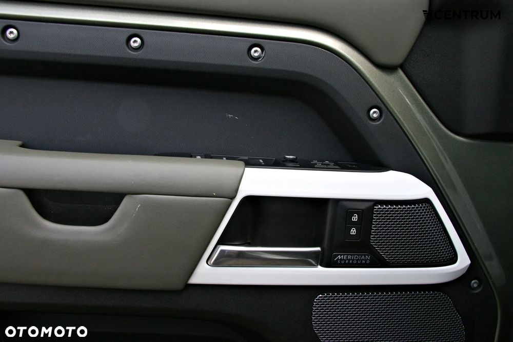 Land Rover Defender 2.0 D240 - 18