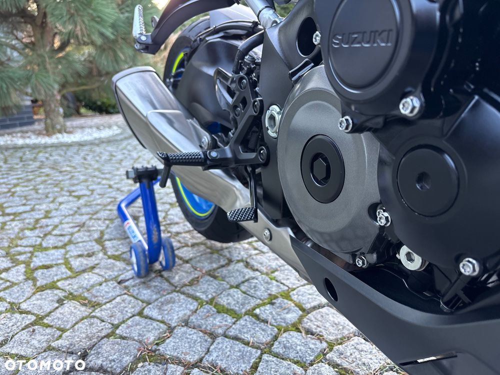 Suzuki GSX - 17