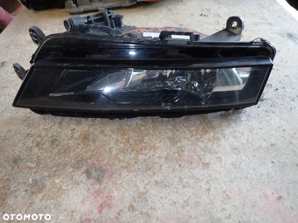 Skoda Octavia III Lift Halogen Prawy Przód Europa  5E0941700F - 1