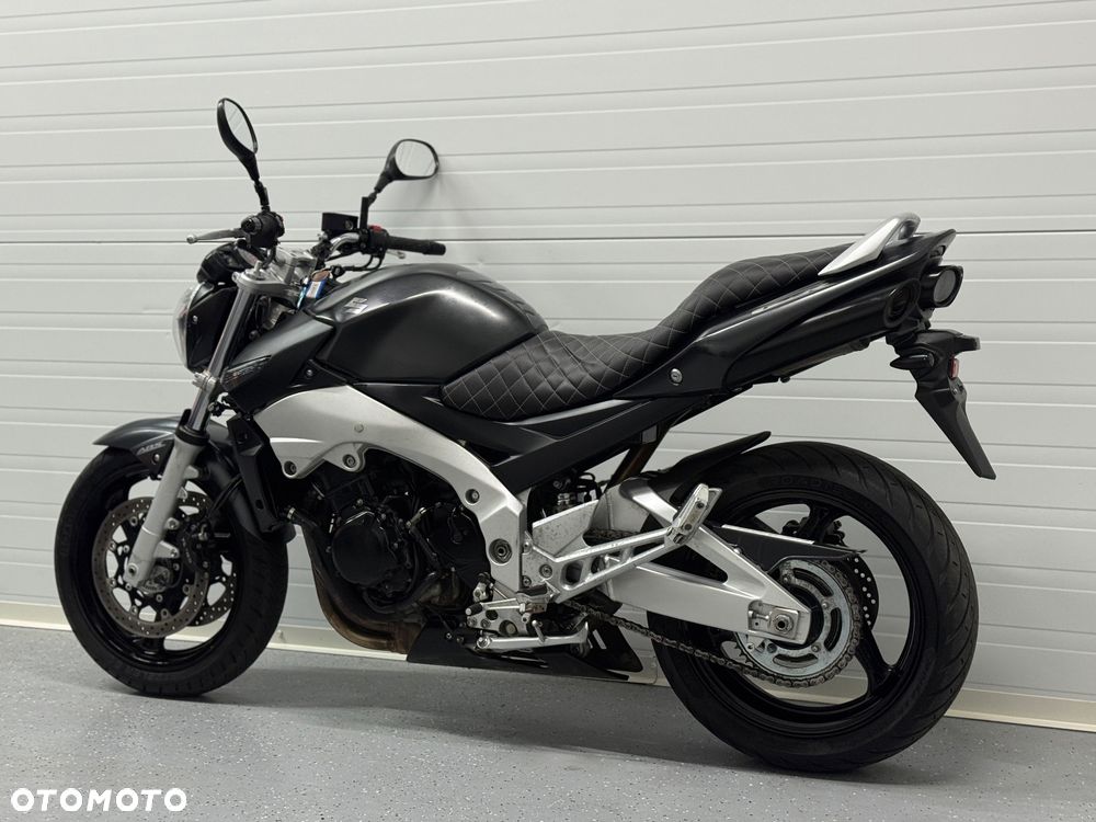 Suzuki GSR - 14