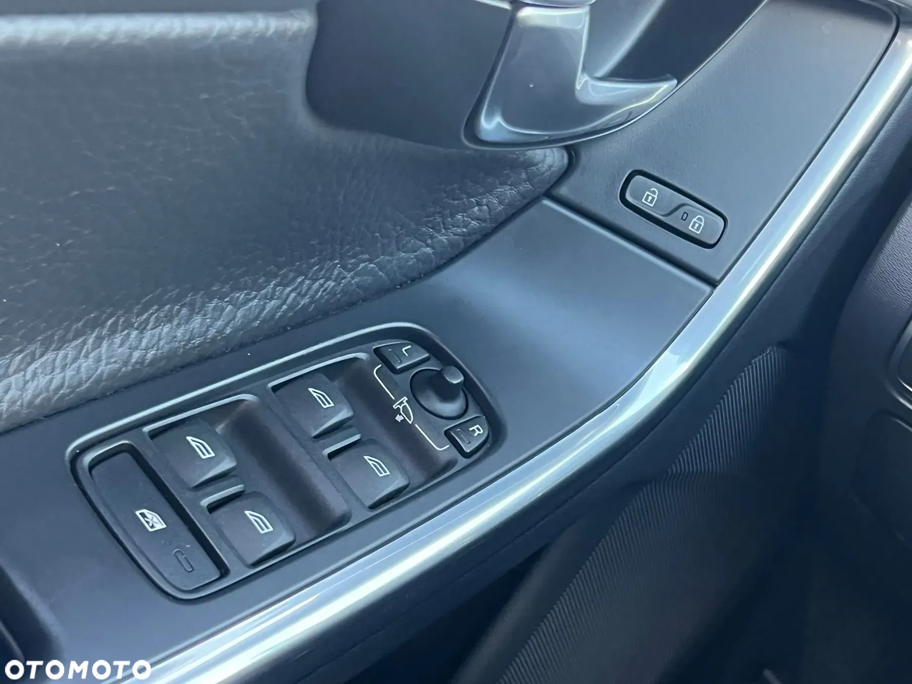 Volvo V60 D6 AWD Plug-in Hybrid Summum - 25