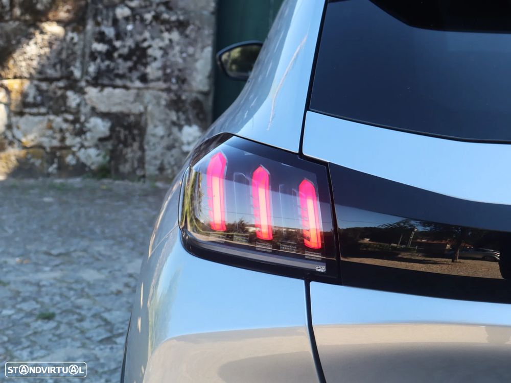 Peugeot e-208 Allure - 8