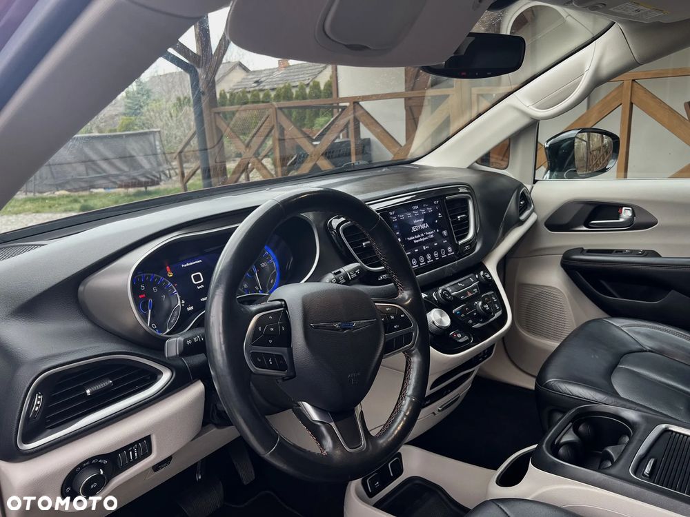 Chrysler Pacifica - 11