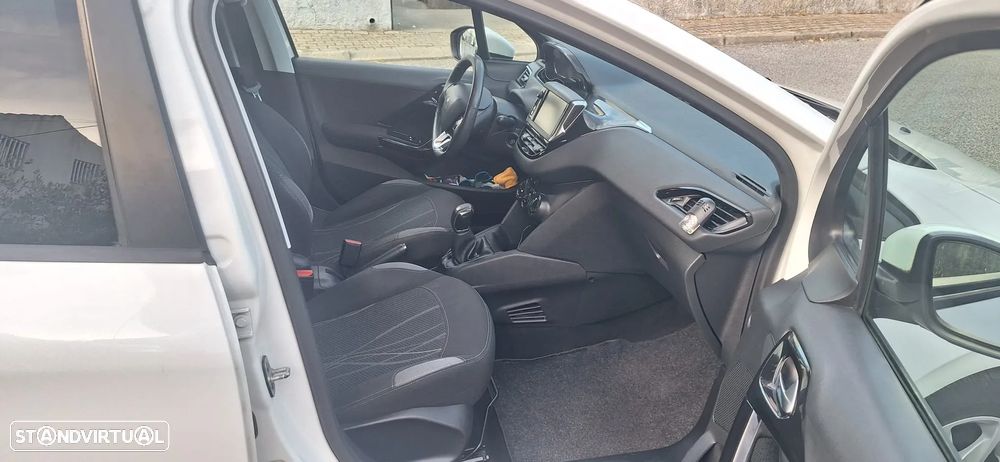 Peugeot 208 - 11