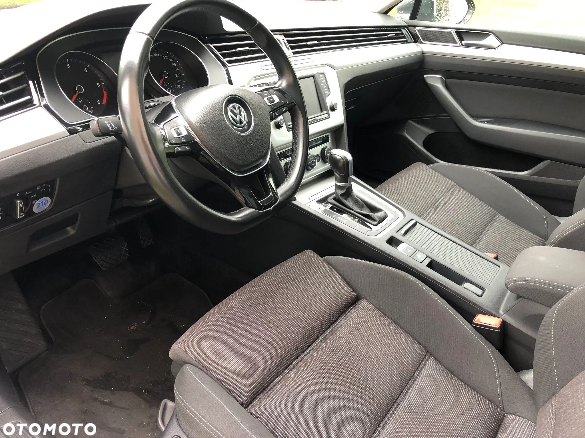 Volkswagen Passat - 1