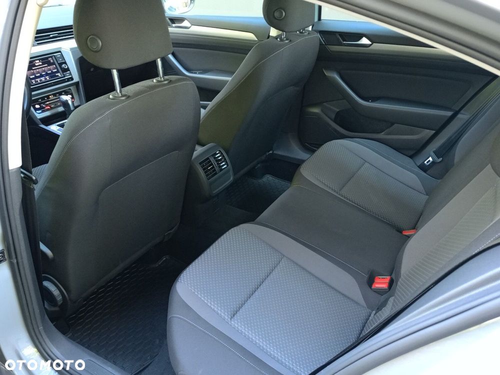 Volkswagen Passat - 16
