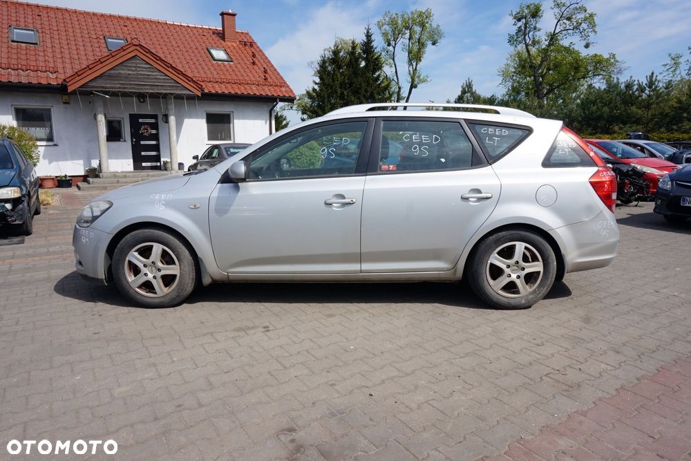 KIA CEED I LIFT KOMBI 2011 9S 1.6 CRDI D4FB 90KM WAJ6C SREBRNY na części - 2