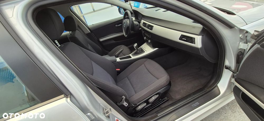 BMW Seria 3 318d DPF Touring Edition Lifestyle - 2