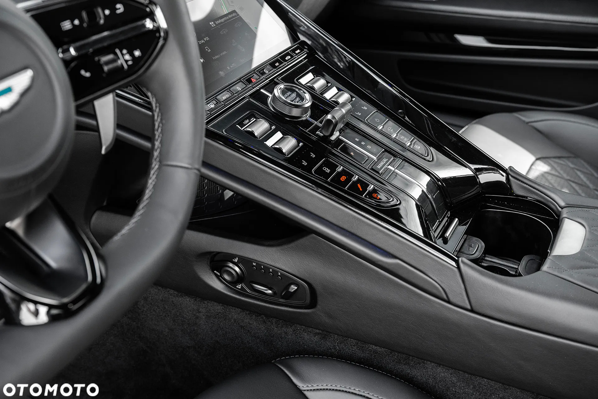 Aston Martin DB12 - 12