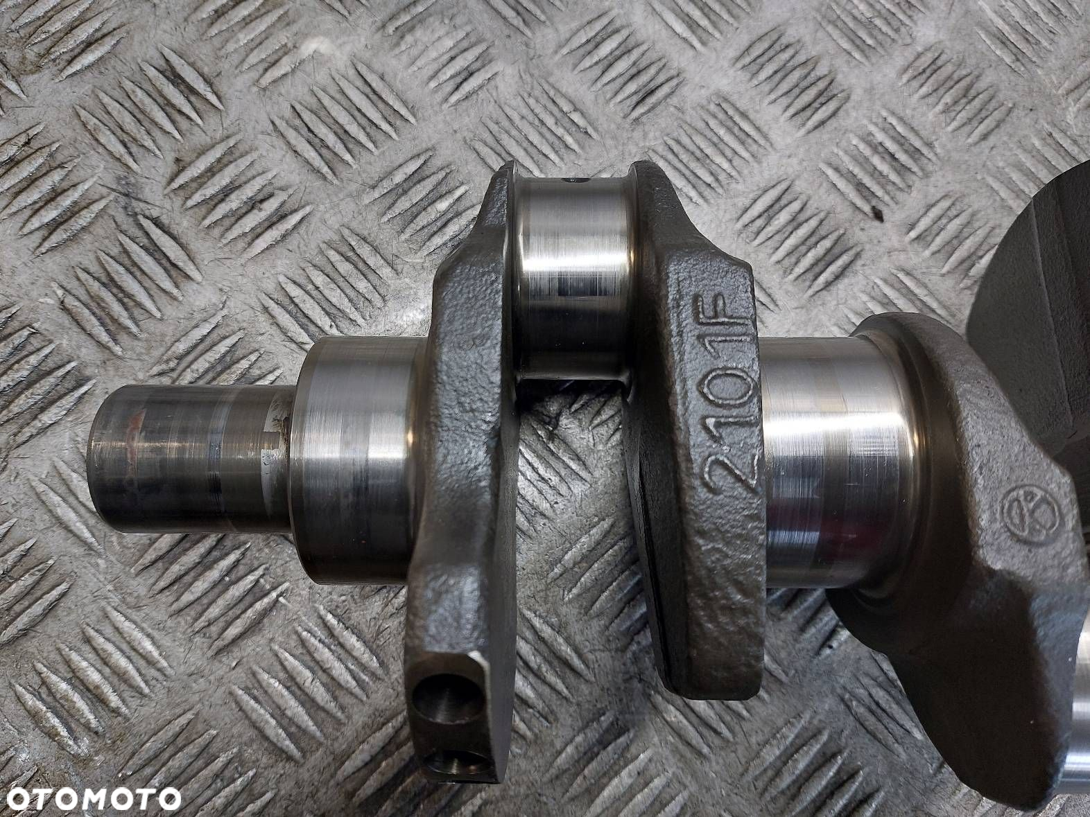 WAŁ KORBOWY CHRYSLER  GRAND VOYAGER IV LIFT 2.8 CRD 2101F - 2
