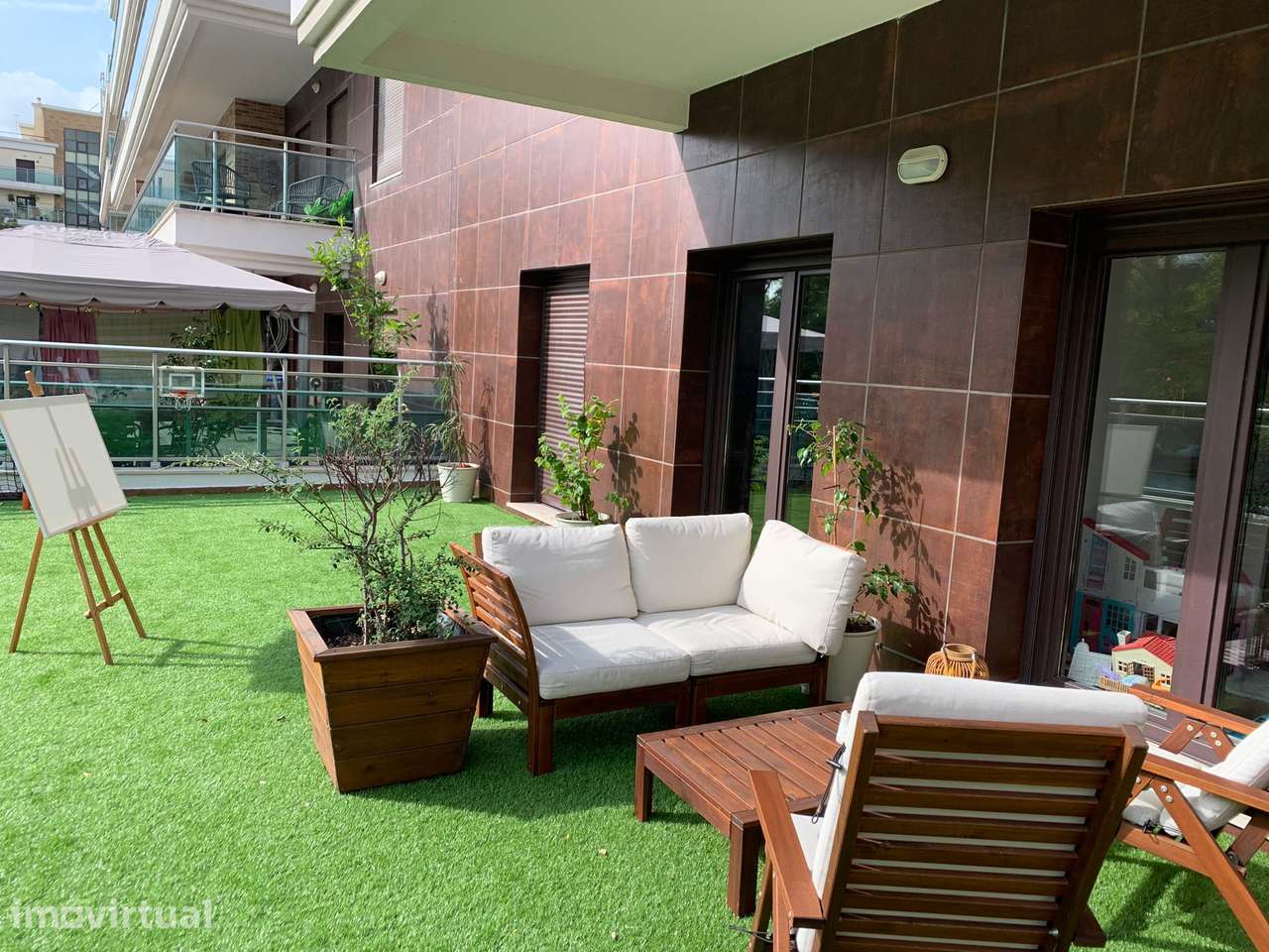 T3 com terraço e muito verde nos Terraços da Ponte - Grande imagem: 2/16