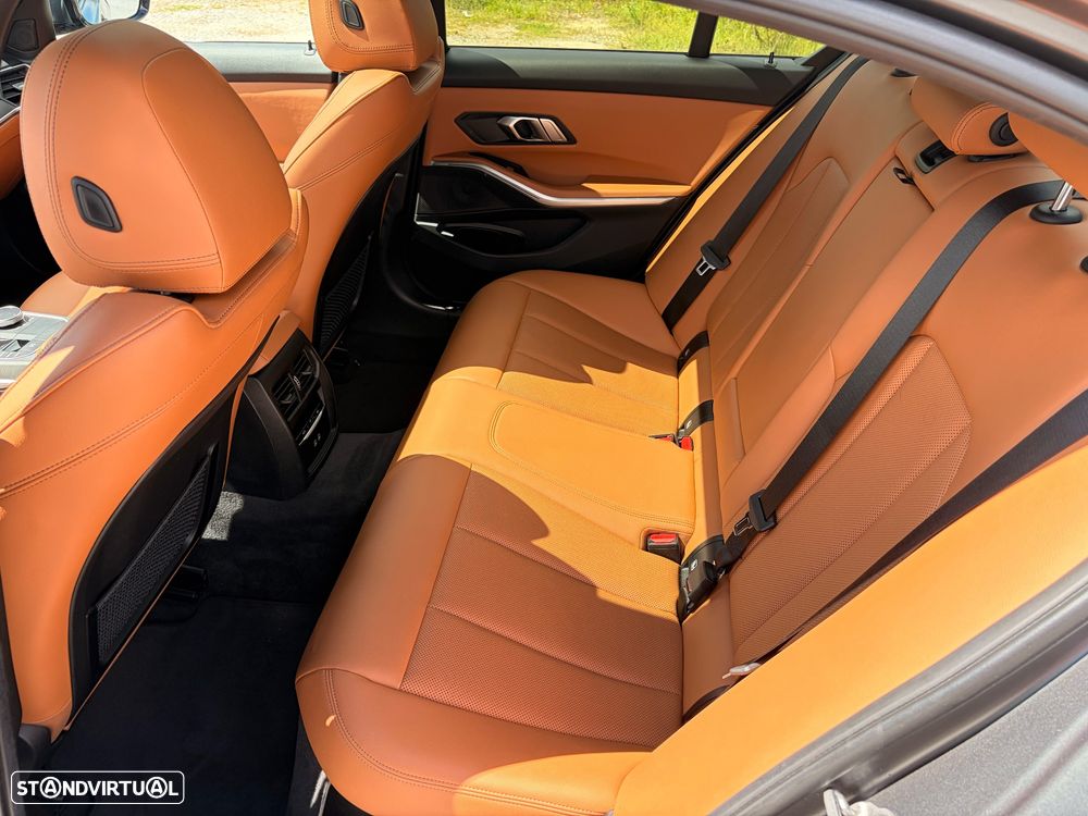 BMW 330 e Pack Desportivo M Auto - 14