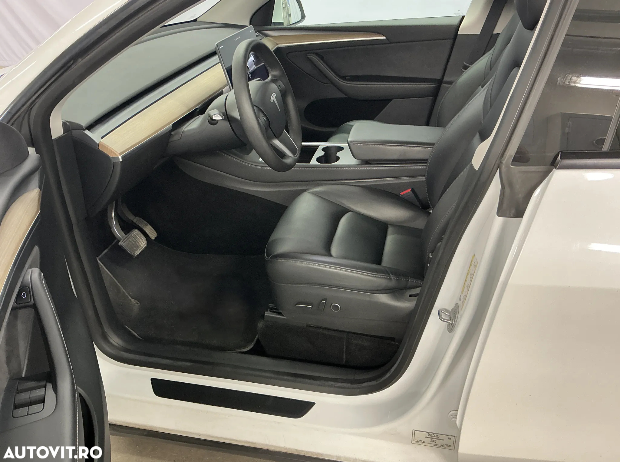Tesla Model Y Long Range Dual Motor AWD - 6