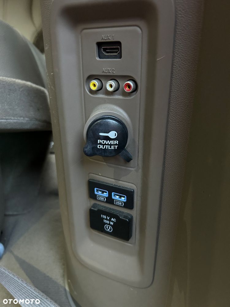 Chrysler Town & Country - 24