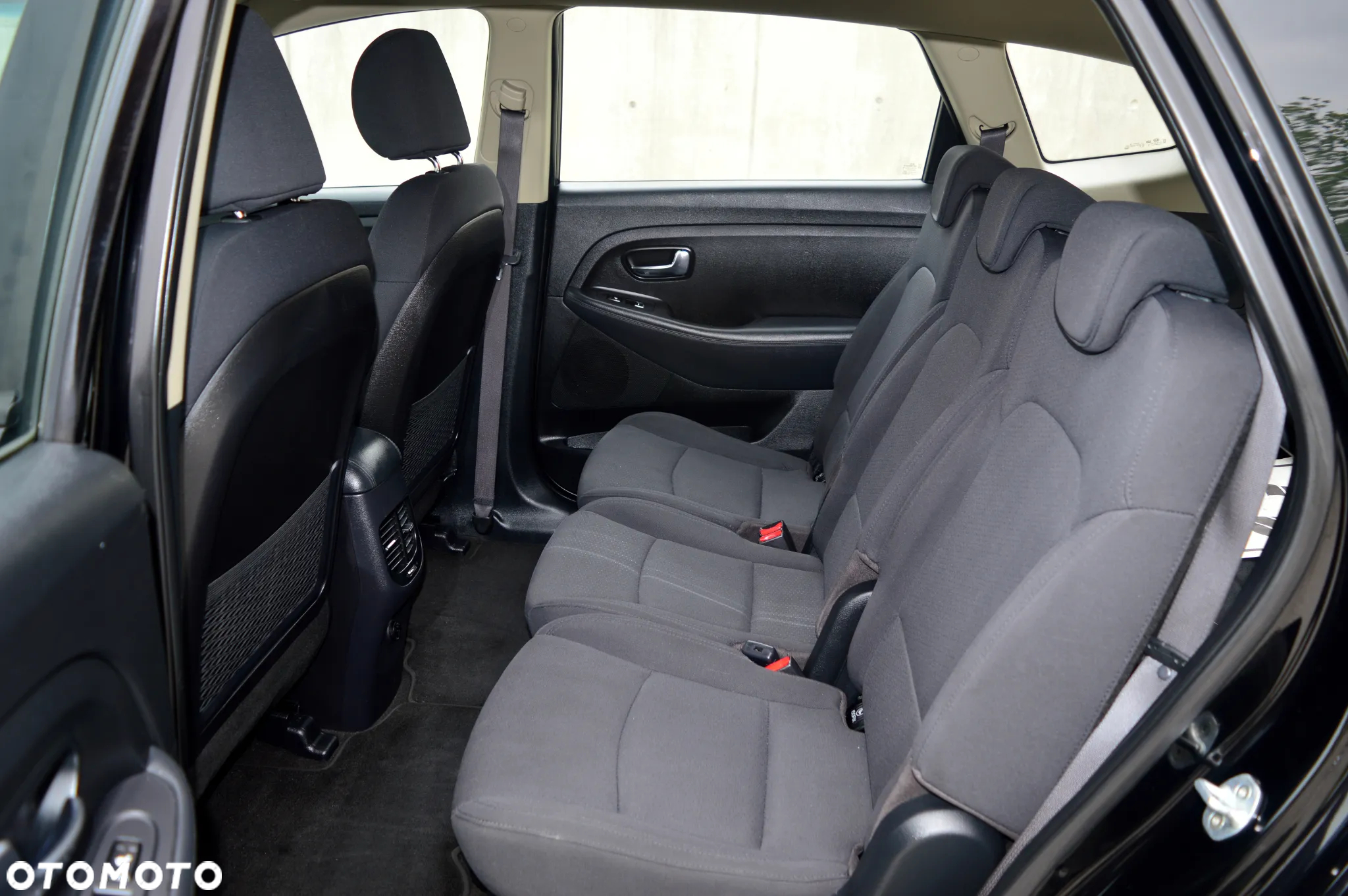 Kia Carens - 11