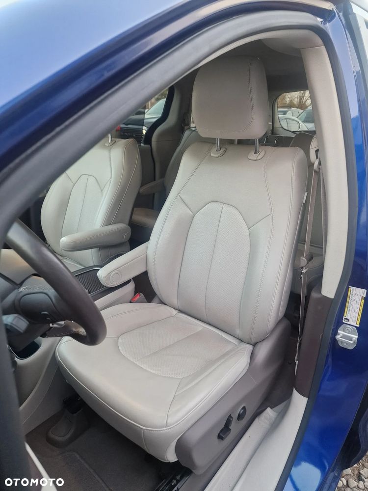 Chrysler Pacifica - 14