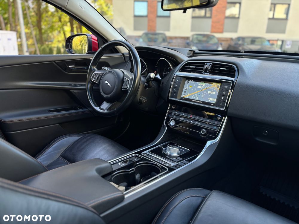 Jaguar XE 20d Portfolio - 21
