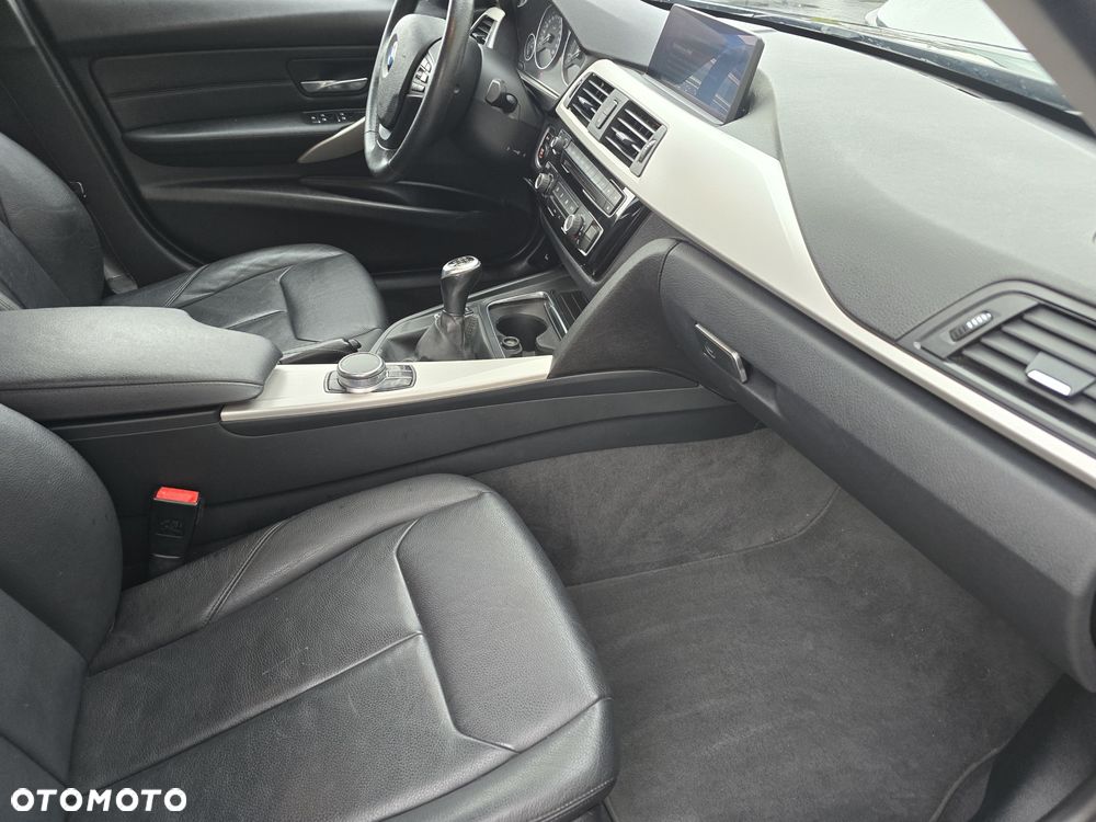 BMW Seria 3 318d Touring Sport Line - 13