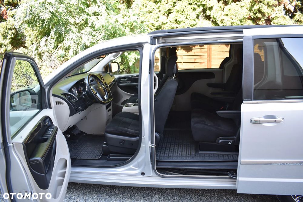 Chrysler Town & Country 3.6 Limited - 13