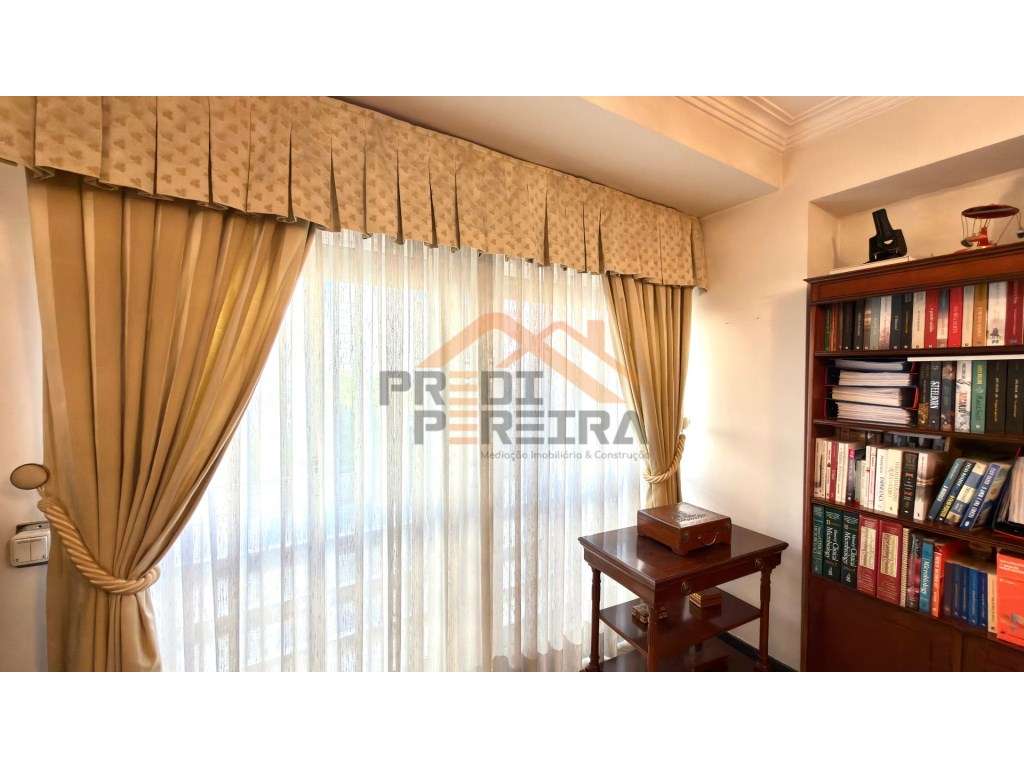 Situado nas Laranjeiras, apartamento T3 com 126 m² e parqueamento p... - Grande imagem: 5/36