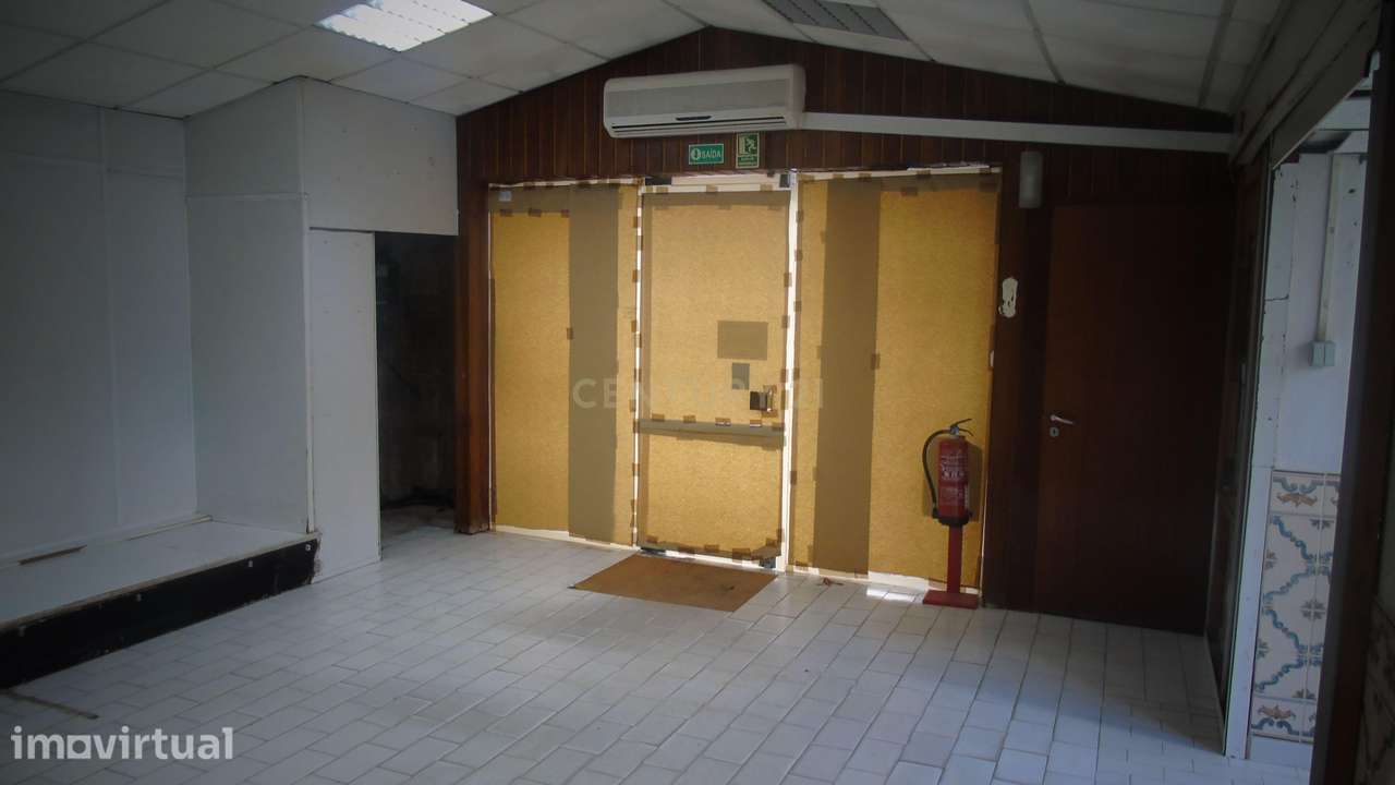 Estacionamento Com logradouro com 75 m2  e Zona de Arrumos com 48 m2 - Grande imagem: 4/25