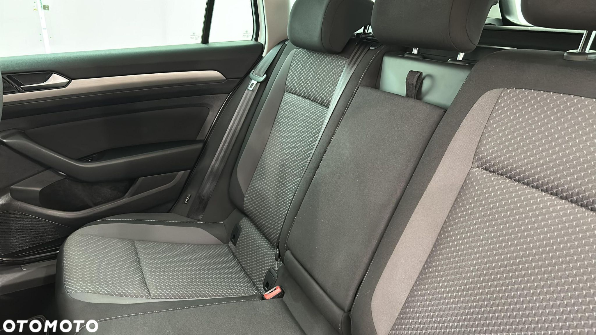 Volkswagen Passat - 11