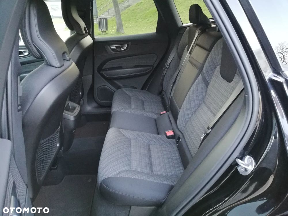 Volvo XC 60 B4 D AWD Geartronic Momentum Pro - 24