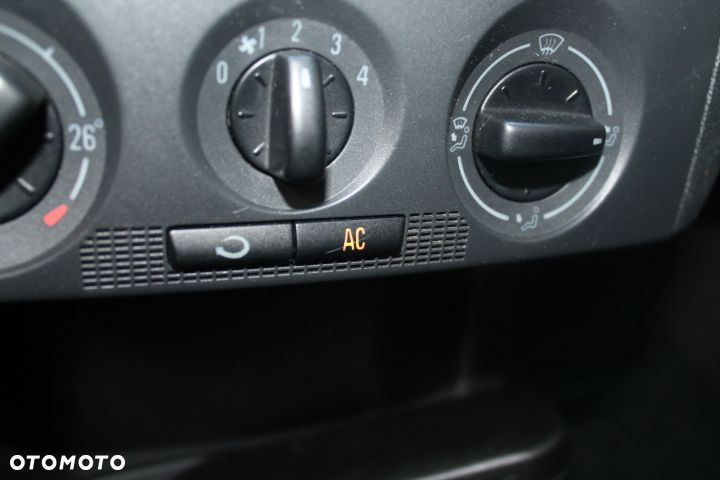 Skoda Fabia ver-1-4-16v-comfort - 7