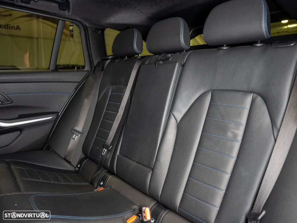 BMW 320 d Pack Desportivo M Auto - 21