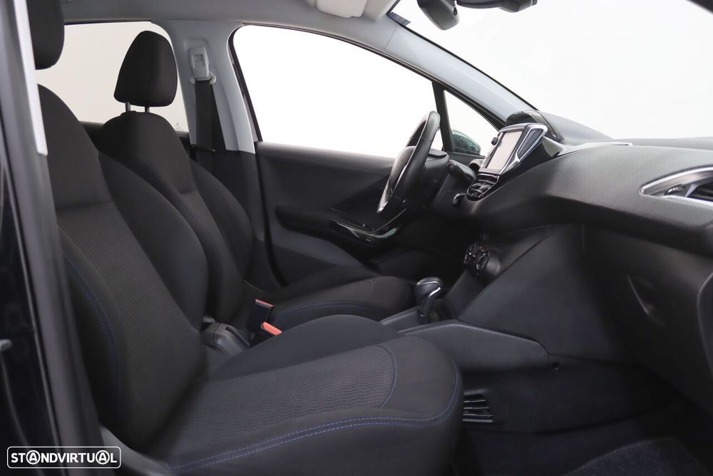 Peugeot 208 1.2 PureTech Signature EAT6 - 7