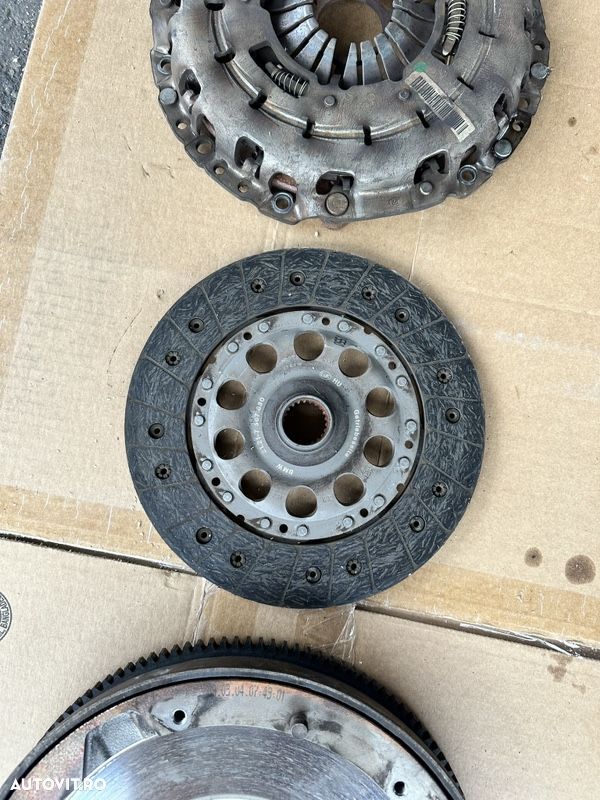 volantǎ kit ambreiaj BMW n47 177 hp cutie manuală 120d e87 320d e90 seria 5 e60 520d x1 e84 kitul conține volanta masă dublă disc ambreiaj placa de presiune piesele sunt în stare excelentă volanta este compatibilă și cu x3 e83 - 4