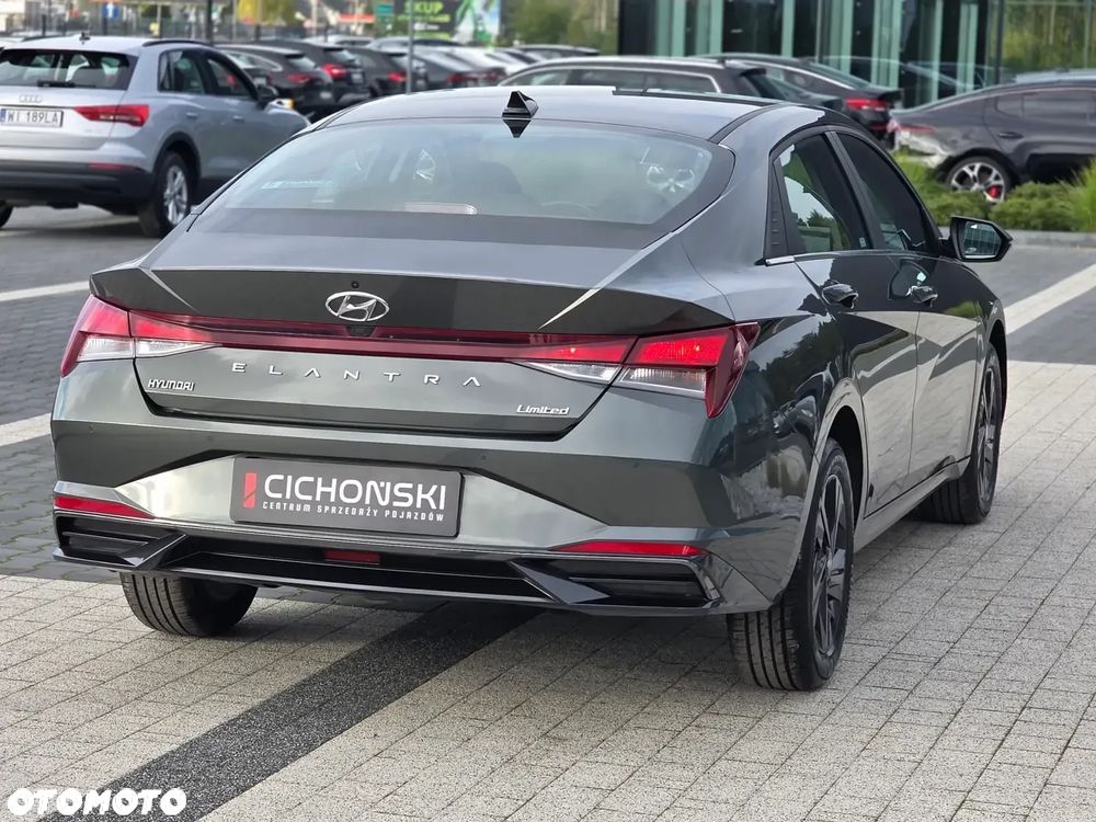 Hyundai Elantra - 11