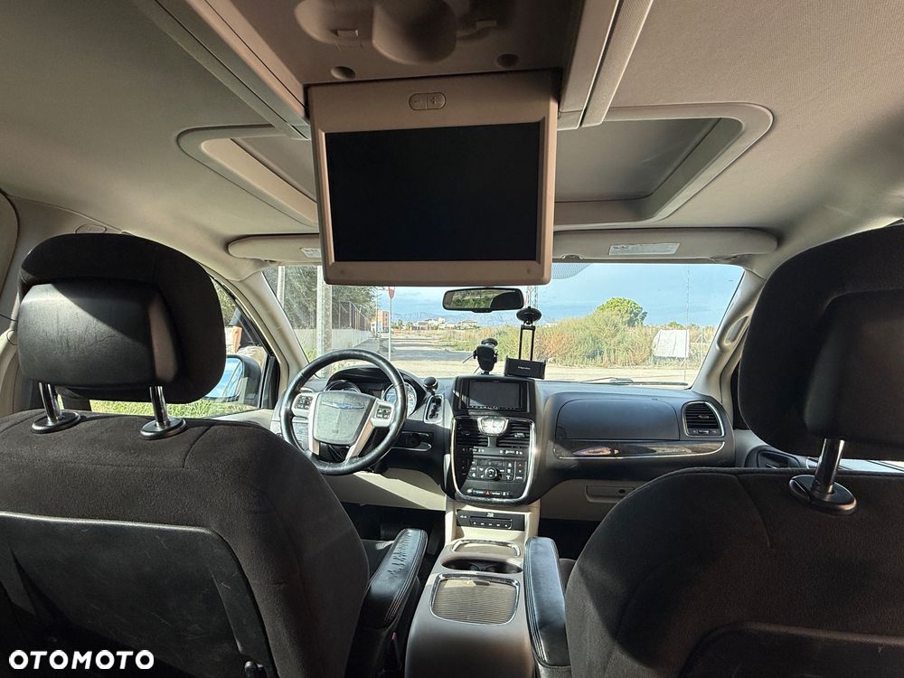 Chrysler Town & Country - 6