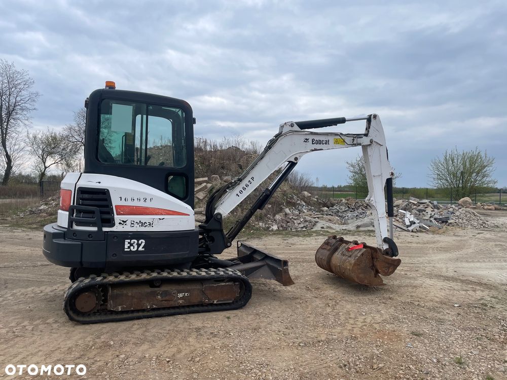 Bobcat E32 - 1
