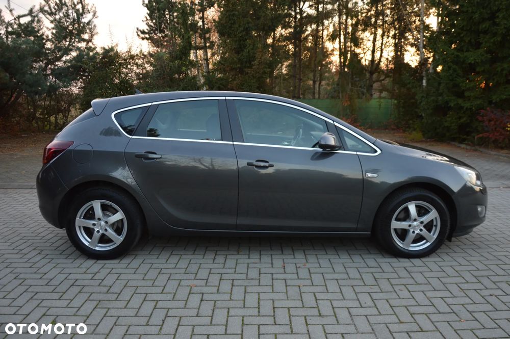 Opel Astra 1.6 Turbo Cosmo - 4