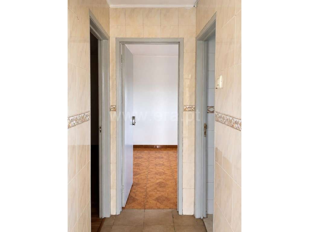 Apartamento T1+1 para reabilitação total no Sobral - Grande imagem: 3/9