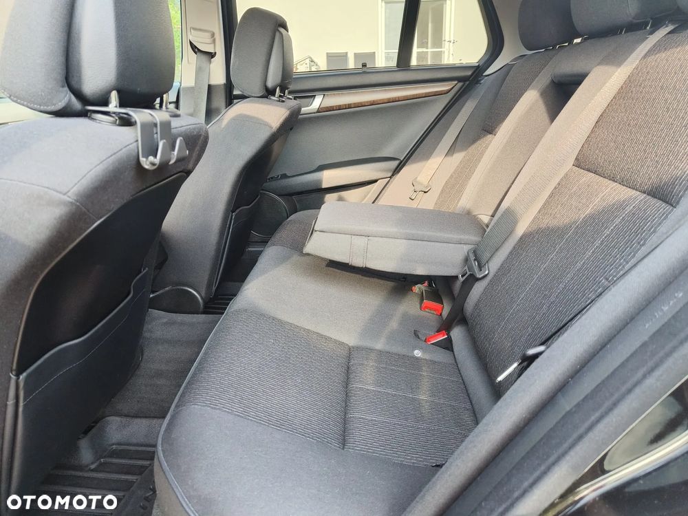 Mercedes-Benz Klasa C 250 CGI T Automatik BlueEFFICIENCY Elegance - 12