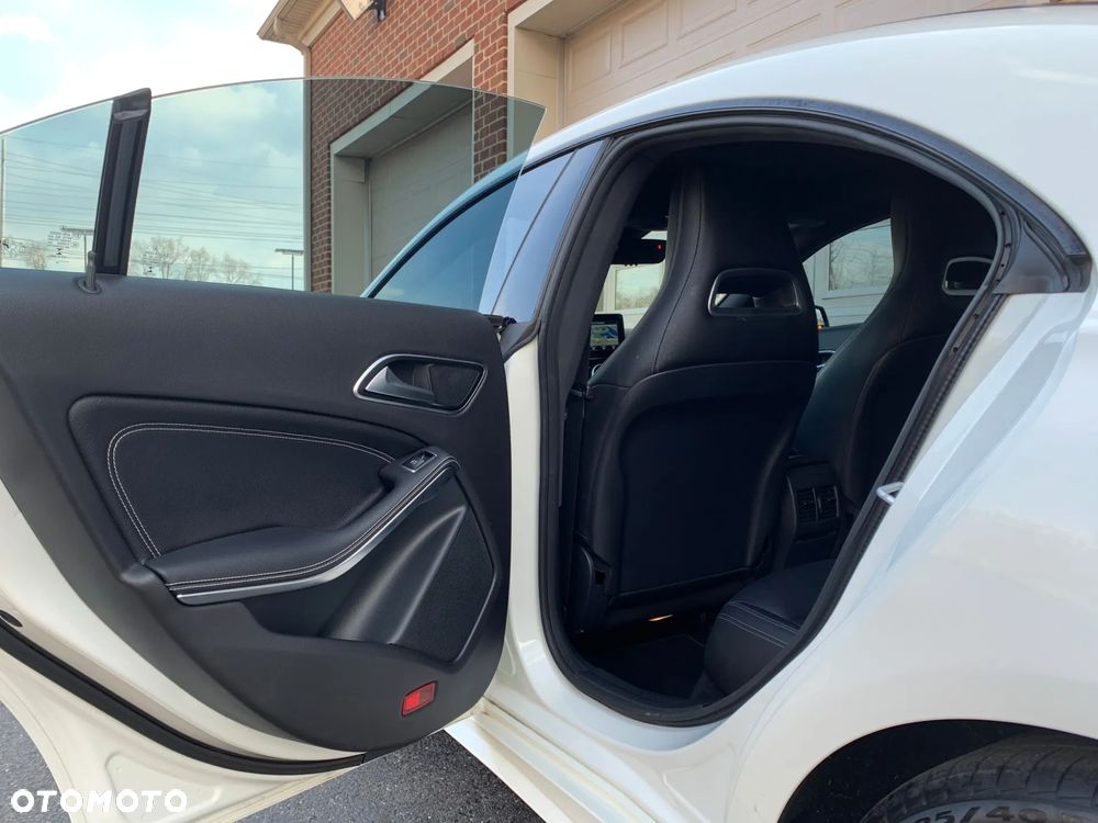 Mercedes-Benz CLA 250 4-Matic AMG Line - 26