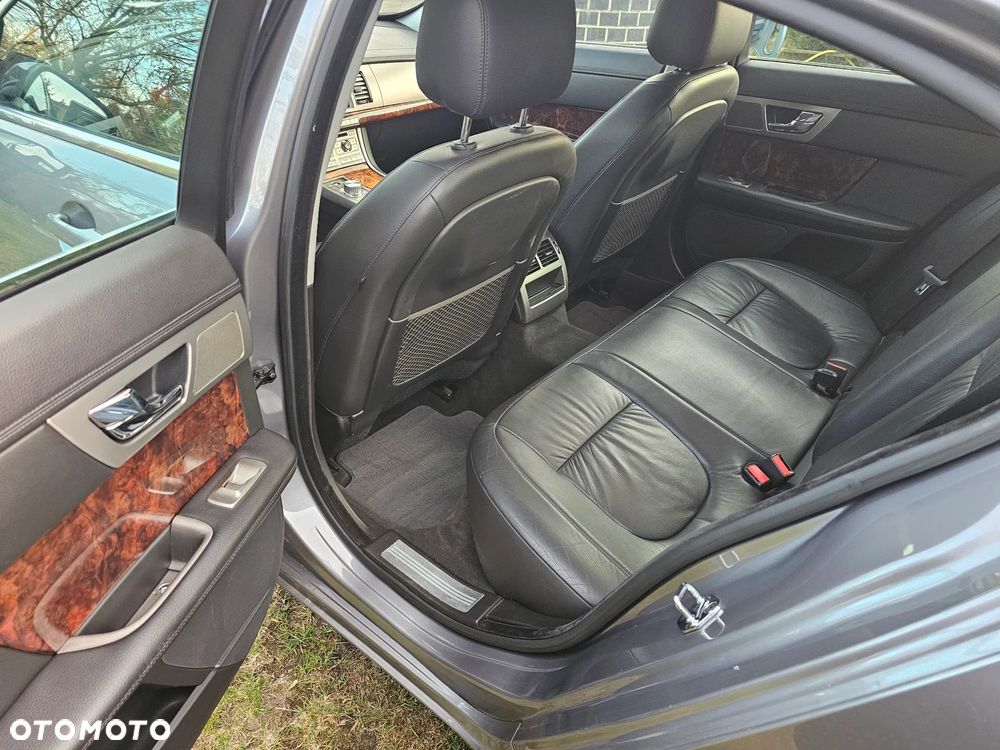 Jaguar XF 2.7 V6 Premium Luxury - 11