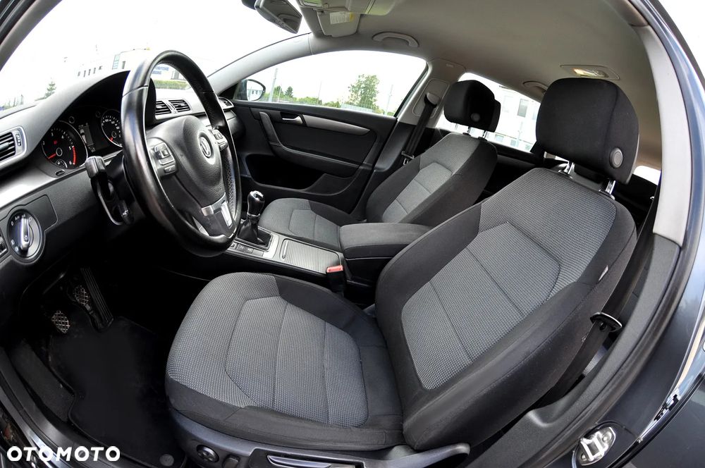 Volkswagen Passat - 12