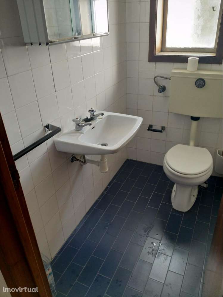 Quarto - localizado em Mafamude Porto - Grande imagem: 2/5