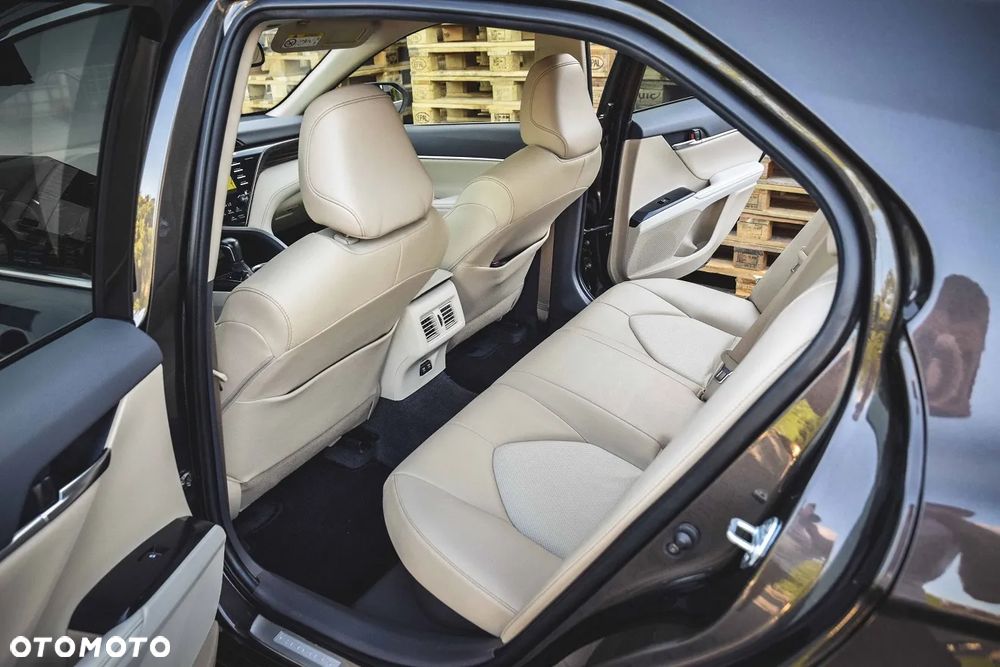 Toyota Camry 2.5 Hybrid Executive CVT - 35
