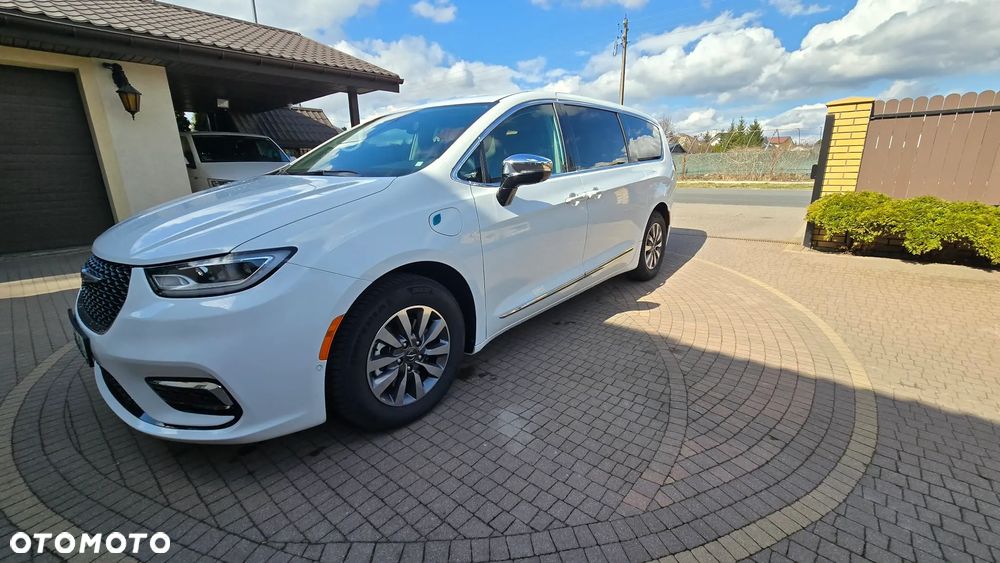 Chrysler Pacifica - 1