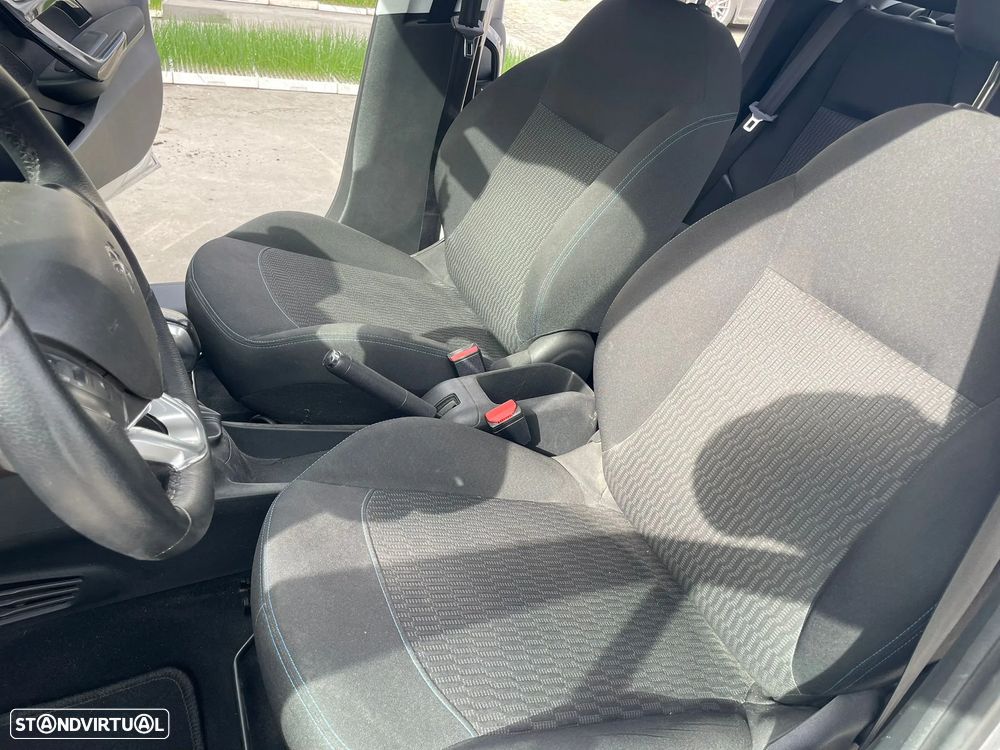 Peugeot 208 1.2 VTi SE Style - 11