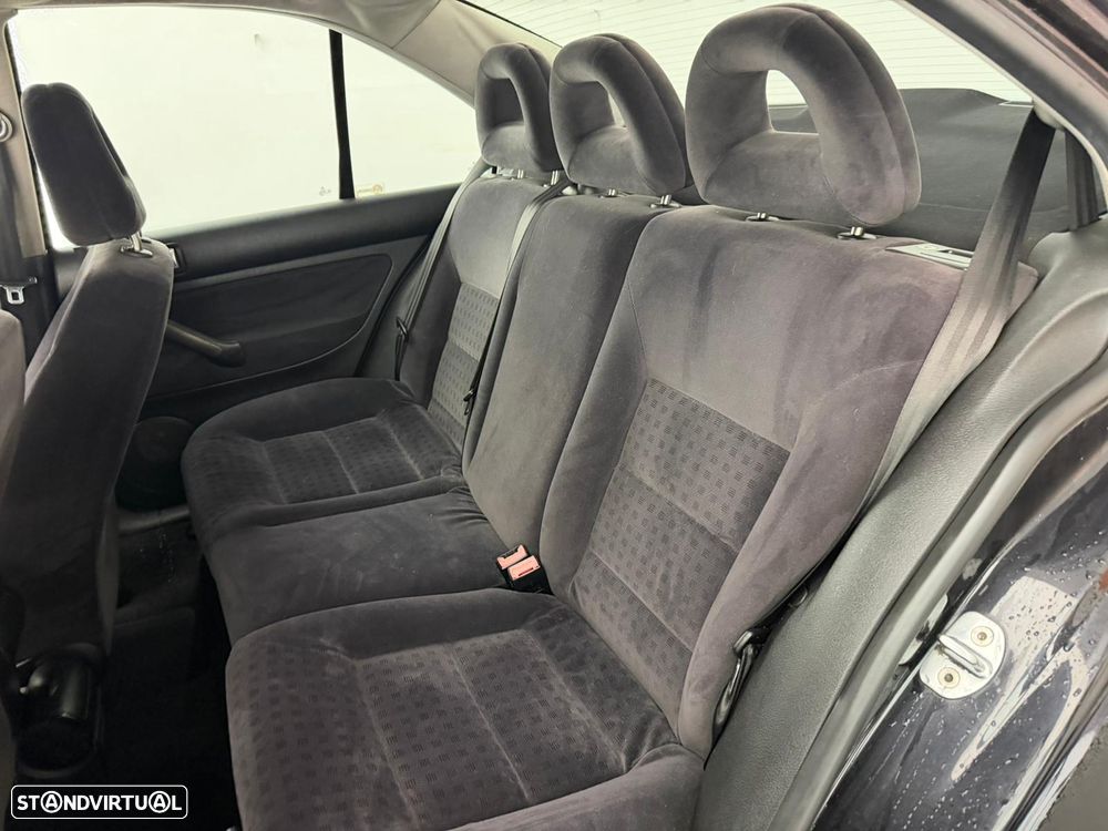 VW Bora 1.9 TDi Confortline - 12