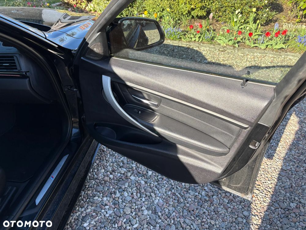 BMW Seria 3 335i Sport-Aut Luxury Line - 33