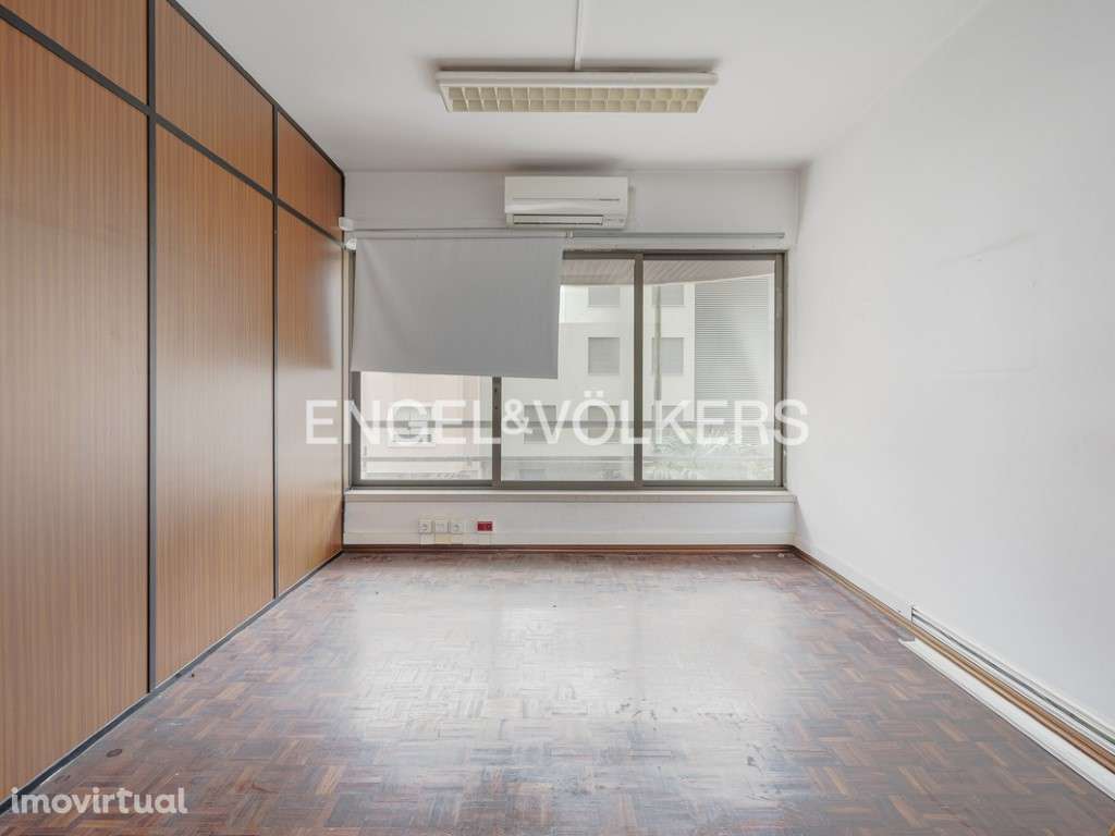 Espaço Comercial com Estacionamento no Lumiar - Grande imagem: 2/23