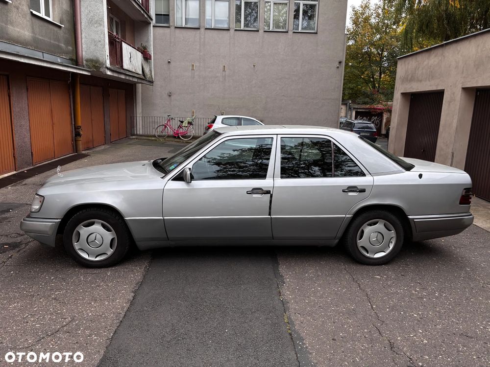 Mercedes-Benz W124 1993 photo 3